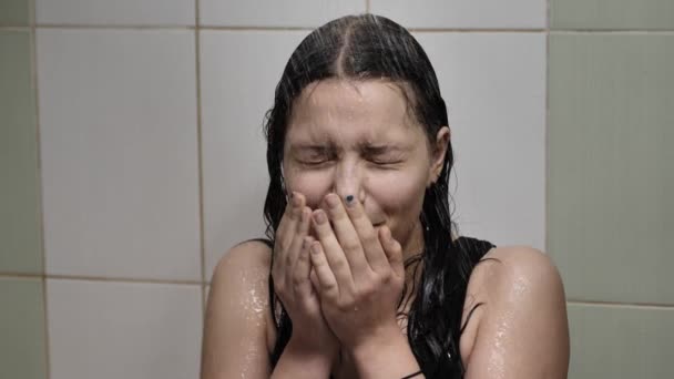 Молодая женщина принимает душ, моет волосы и веселится. Медленное движение — стоковое видео