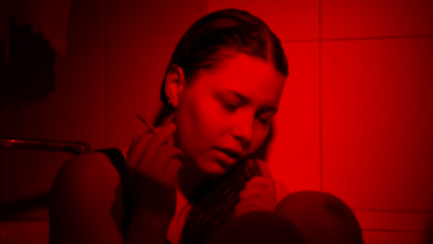 Piangendo giovane ragazza con sigaretta sotto la doccia. Depressione, viltà, concetto di abuso . — Video Stock
