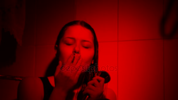 Plačící dívka s cigaretou ve sprše. Deprese, vilolence, zneužívání koncept.