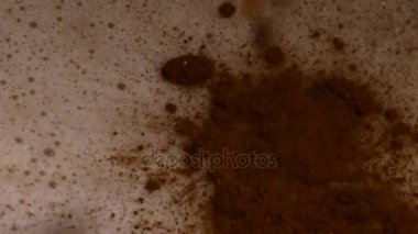 Bir sürü kokteyl kabarcıkları. Tarçın, muz ve süzme peynir ile mikser kırbaçlanan süt güler yüzlü Close-Up.