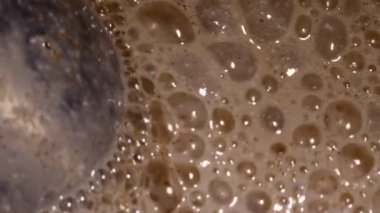 Bir sürü kokteyl kabarcıkları. Tarçın, muz ve süzme peynir ile mikser kırbaçlanan süt güler yüzlü Close-Up.