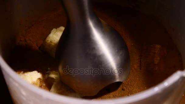 Close-up of mixer whipping milk smoothie with cinnamon, banana and cottage cheese. — Stock Video