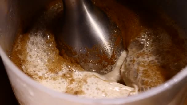 Close-up of mixer whipping milk smoothie with cinnamon, banana and cottage cheese. — Stock Video