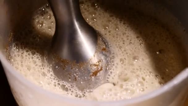 Zbliżenie: mikser ubijania mleka smoothie z cynamonem, banana i serem. — Wideo stockowe
