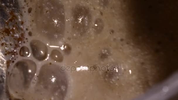 Montes de bolhas num cocktail. Close-up de misturador batido de leite smoothie com canela, banana e queijo cottage . — Vídeo de Stock