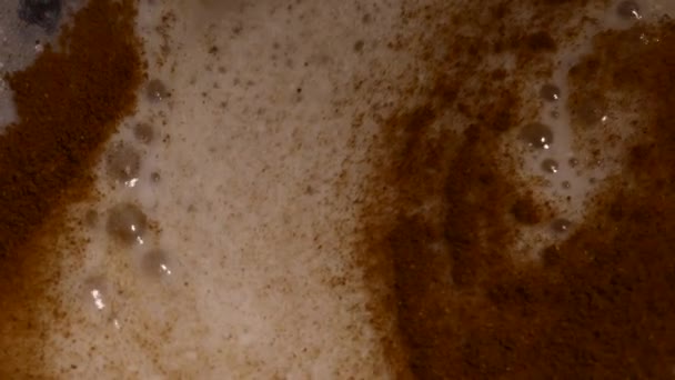 Kaneel poeder en bubbels. Close-up van mixer zweepslagen melk smoothie met kaneel, banaan en hüttenkäse. — Stockvideo