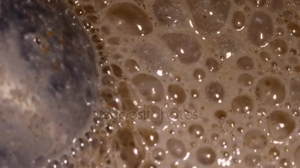 Rengeteg buborék egy koktél. Közeli kép a mixer korbácsolás tej smoothie a fahéjjal, a banán és a túrós. — Stock videók