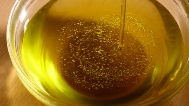Sarı zeytinyağı yemek dökme ve sıçraması