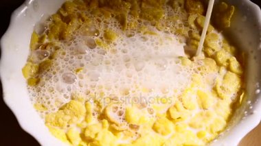 Mısır gevreği slowmo kasenin içine dökülen süt