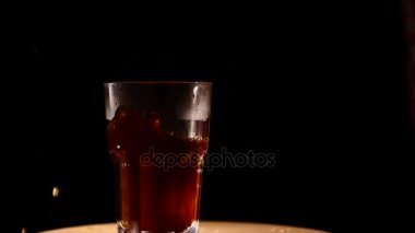 Kokteyl slowmo cam içine bırakarak buz