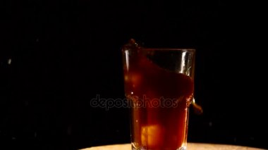 Kokteyl slowmo cam içine bırakarak buz