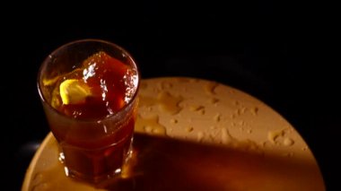 Kokteyl ağır çekim bardak limon bırakarak Benbaşkasının dilim