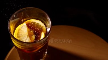 Kokteyl slowmo cam içine düşen küçük parçacıklar