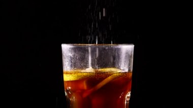 Kokteyl slowmo cam içine düşen küçük parçacıklar