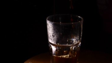 Kokteyl cam yavaş hareket dökme