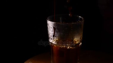 Kokteyl cam yavaş hareket dökme