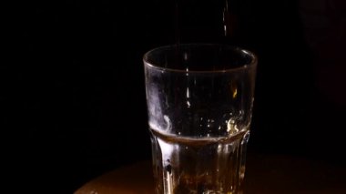 Kokteyl cam yavaş hareket dökme