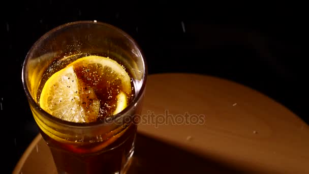 Мелкие частицы падают в стакан коктейля медлительно — стоковое видео