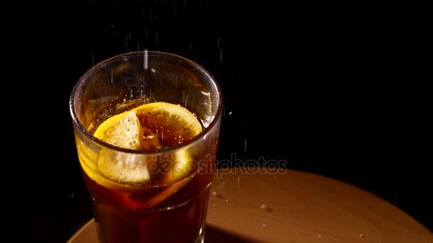 Små partiklar faller i glas cocktail slowmo — Stockvideo
