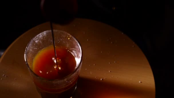 Cocktail derramando em vidro câmera lenta — Vídeo de Stock