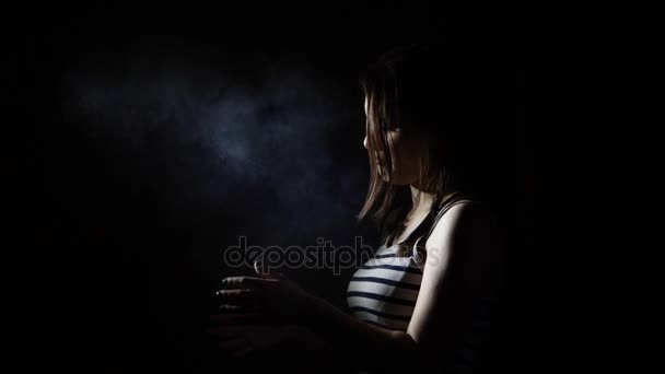 Menina adolescente com giz na escuridão antes de levantar câmera lenta. Palmas para as mãos . — Vídeo de Stock