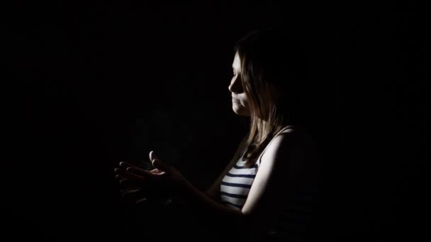 Chica adolescente con tiza en la oscuridad antes de levantar cámara lenta. Aplaudiendo y gritando . — Vídeo de stock