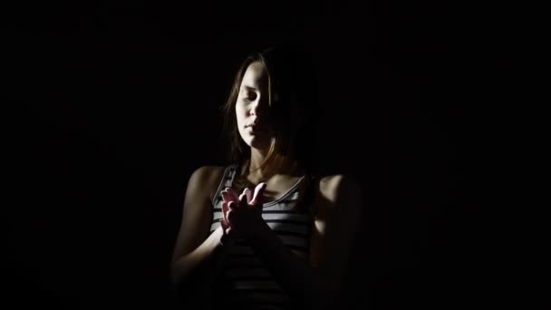 Teen girl with chalk in darkness before lift slow motion. Clapping hands and screaming. — Stock Video