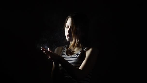 Menina adolescente com giz na escuridão antes de levantar câmera lenta. Palmas e gritos . — Vídeo de Stock
