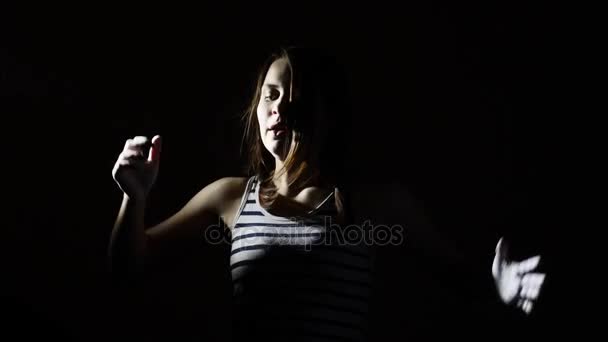 Teen flicka med krita i mörker innan lift slowmotion. Klappar händerna och skriker. — Stockvideo