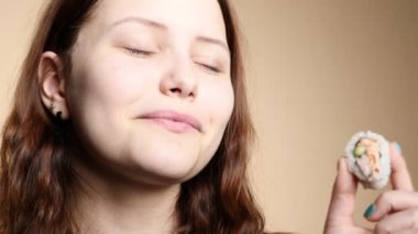 Genç kız suşi yemek