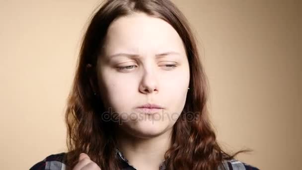 Chica joven comiendo sushi — Vídeos de Stock