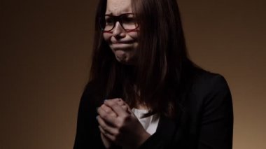 Gergin teen öğrenci Kız bardaklarda