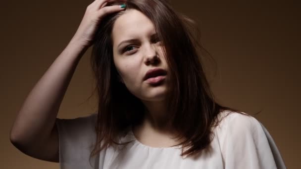 Портрет девочки-подростка, играющей со своей прической — стоковое видео