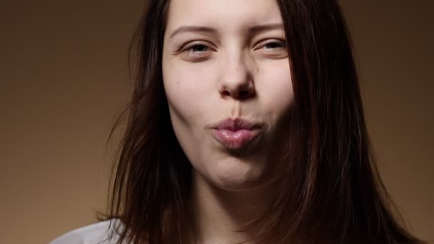 Linda chica adolescente comiendo mandarina — Vídeo de stock