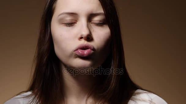 Linda chica adolescente comiendo mandarina — Vídeos de Stock