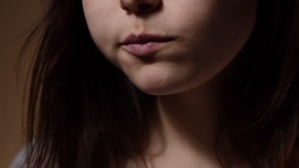 Linda chica adolescente comiendo mandarina — Vídeo de stock