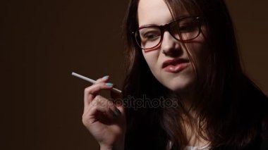 Bir sigara ile sinirli genç kız