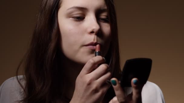 Teen girl applying makeup. — Stock Video