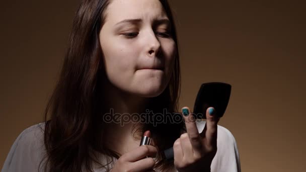 Chica adolescente aplicando maquillaje . — Vídeo de stock