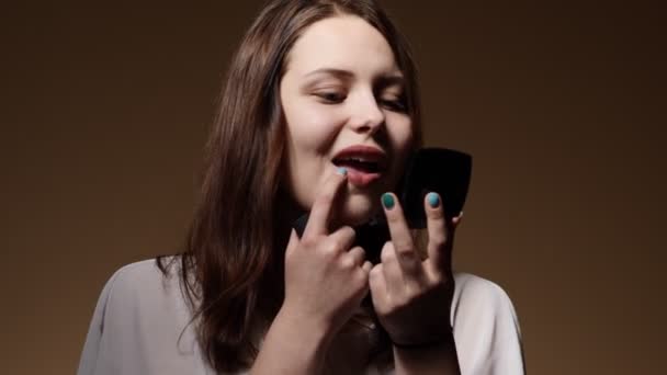 Teen girl applying makeup. — Stock Video