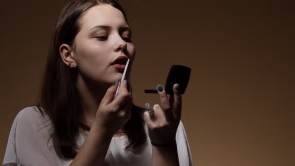 Menina adolescente aplicando maquiagem . — Vídeo de Stock
