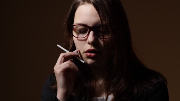 Menina adolescente nervosa com um cigarro — Vídeo de Stock