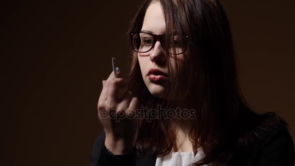 Menina adolescente nervosa com um cigarro — Vídeo de Stock