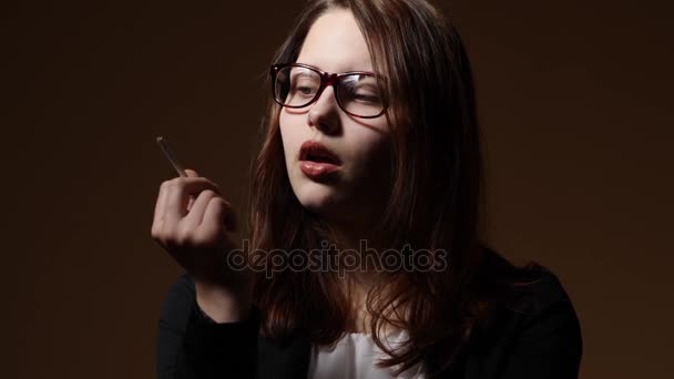 Nerviosa adolescente chica con un cigarrillo — Vídeos de Stock