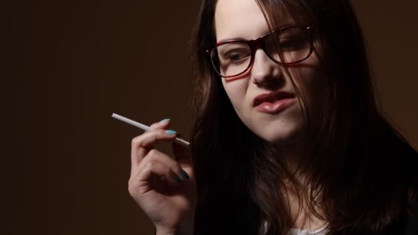 Nerviosa adolescente chica con un cigarrillo — Vídeo de stock