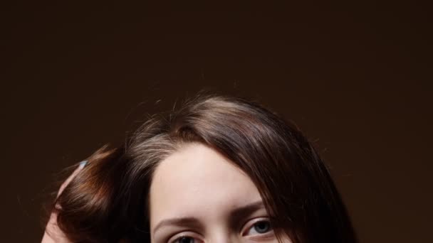Πορτρέτο του ένα κορίτσι με ένα περίεργο πρόσωπο ύποπτο. Μέρος closeup ενός προσώπου. — Αρχείο Βίντεο