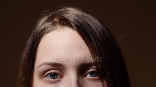 Portrait d'une adolescente au visage curieux et suspect. Partie rapprochée d'un visage . — Video