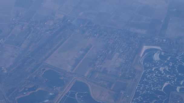 Blick aus einem Flugzeugfenster — Stockvideo