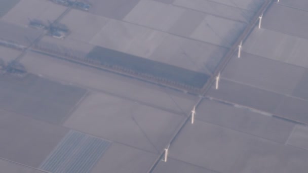 Vue depuis une fenêtre d'avion. Mer et parcs éoliens 