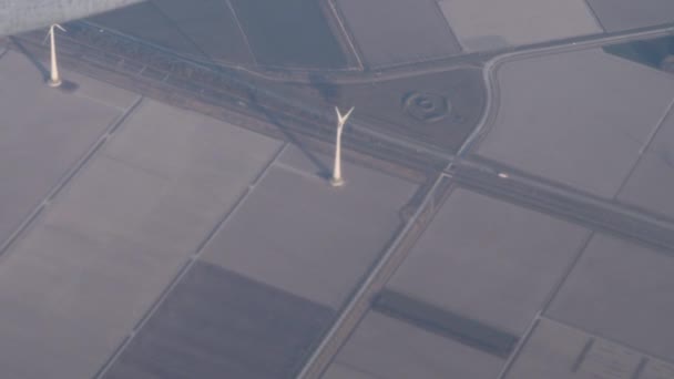 Vue depuis une fenêtre d'avion. Mer et parcs éoliens 